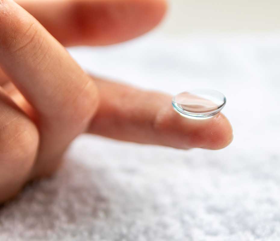 Kontaktlinse liegt auf Finger